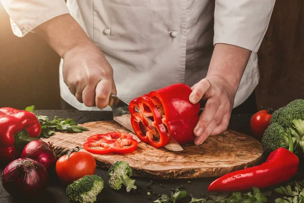 Šéfkuchař Krájení Zeleniny Nožem Kuchyň Vaření Potravin Ingredience Stole Pojem — Stock fotografie