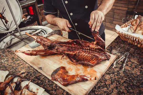 Snijdende Gegrild Lam Houten Tafel Met Mes Bovenaanzicht Warme Vleesgerechten — Stockfoto