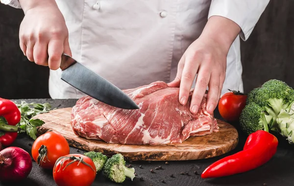 Šéf Řezník Krájí Vepřové Maso Nožem Kuchyni Vaří Jídlo — Stock fotografie