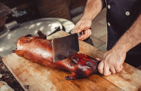 Hele Gegrilde Varken Met Vlees Biefstuk Snijplank Warm Vlees — Stockfoto