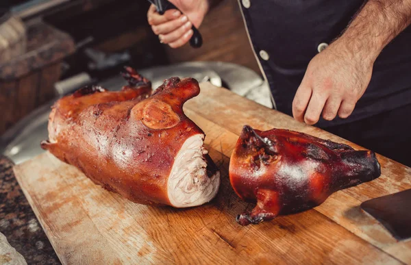 Porco Grelhado Inteiro Com Bife Carne Tábua Corte Carne Quente — Fotografia de Stock