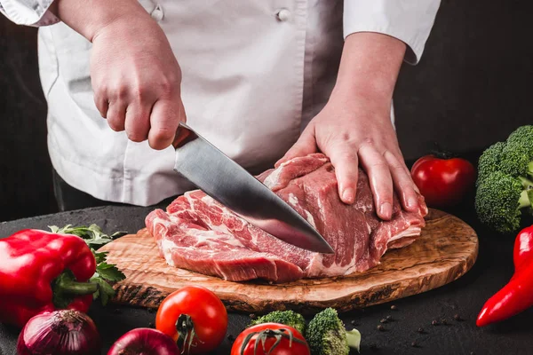 Chef Butcher Cortando Carne Porco Com Faca Cozinha Cozinhar Alimentos — Fotografia de Stock