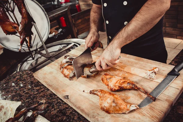 Chef Manos Cortando Conejo Parrilla Para Filetes Con Cuchillo Tabla —  Fotos de Stock