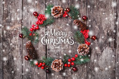 Çam dalları, koniler, koyu ahşap arka plan üzerinde kırmızı süslemeleri Noel çelenk. Noel ve mutlu yeni yıl kompozisyon. Düz yatıyordu, en iyi görünümü