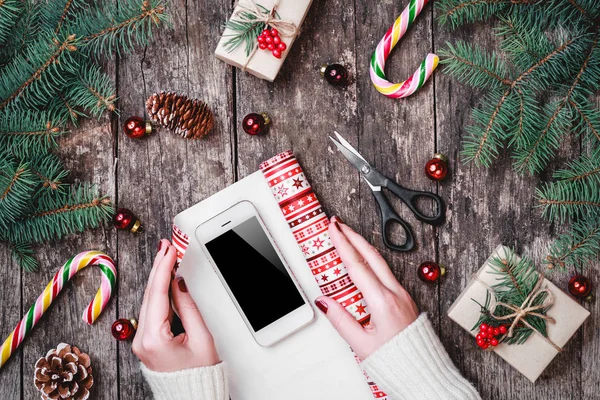 Christmas Komposition Med Xmas Inslagning Godis Fir Grenar Mobiltelefon Röda — Stockfoto