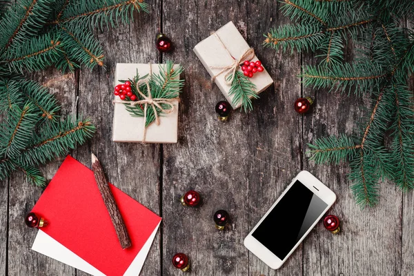 Vánoční Pozadí Smartphone Vánoční Dárek Větve Jedle Dřevěné Pozadí Větvemi — Stock fotografie