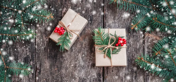 圣诞节背景与木制背景与冷杉的枝条上的圣诞礼物 圣诞节和新年快乐组成 顶视图 — 图库照片