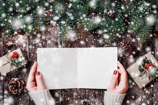 Mujer Escribiendo Leyendo Una Carta Santa Sobre Fondo Madera Con — Foto de Stock