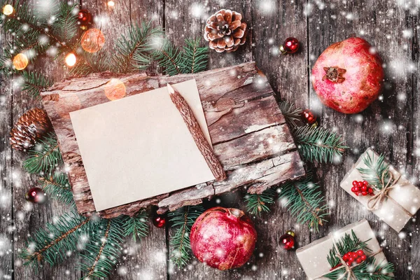 クリスマス プレゼント 樹皮のテクスチャー ザクロ 木製の背景上のモミの枝で木製の背景にクリスマスの手紙 クリスマスと新年のカード フラット横たわっていた トップ ビュー — ストック写真