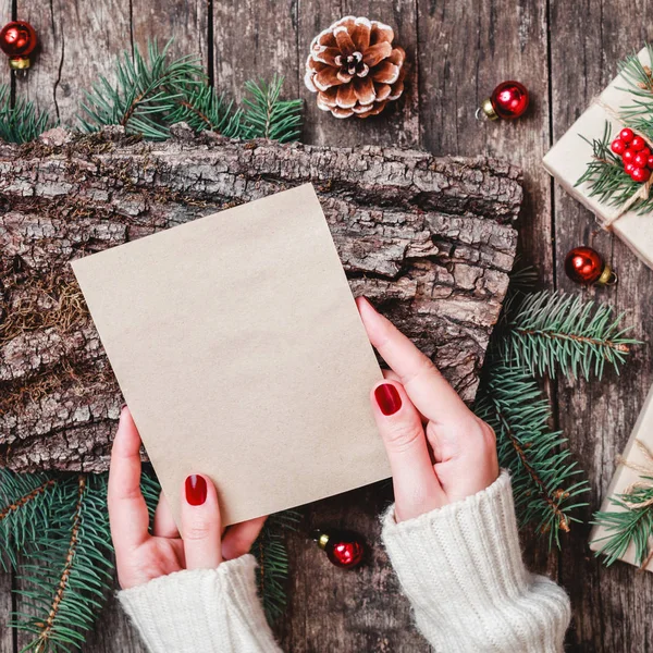 Mão Feminina Escrevendo Uma Carta Papai Noel Sobre Fundo Madeira — Fotografia de Stock
