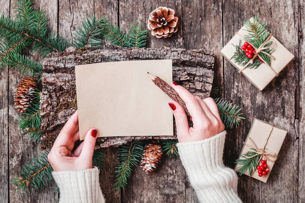 Mano Femenina Escribiendo Una Carta Santa Sobre Fondo Madera Con — Foto de Stock