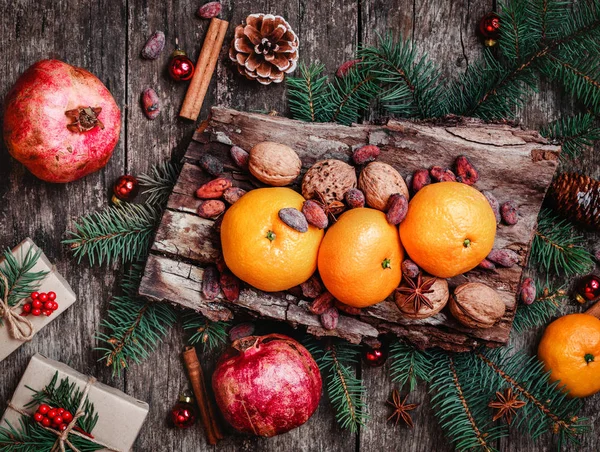 Vánoční Přání Vánoční Dárky Granátová Jablka Mandarinky Oříšky Kakaové Boby — Stock fotografie