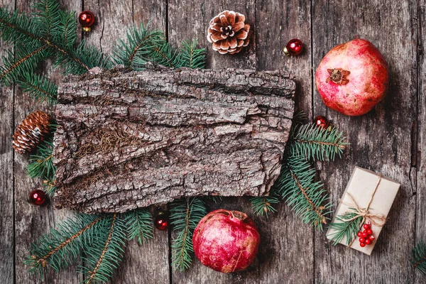 Vánoční Složení Texturou Kůry Vánoční Dárky Granátové Jablko Větve Jedle — Stock fotografie