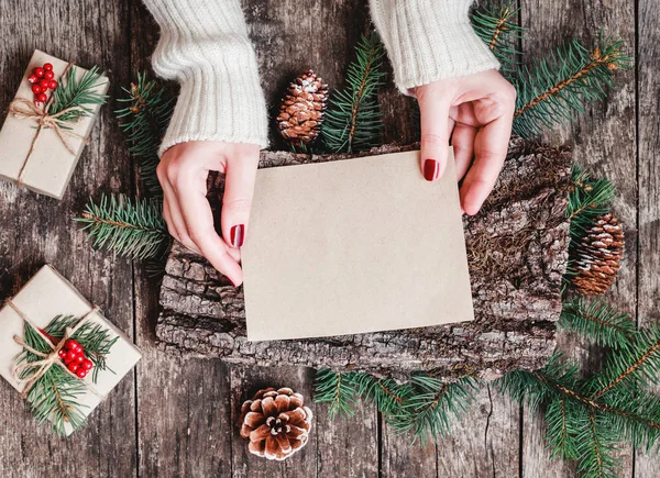 Женщина Руки Пишет Письмо Санте Деревянном Фоне Рождественскими Подарками Корой — стоковое фото