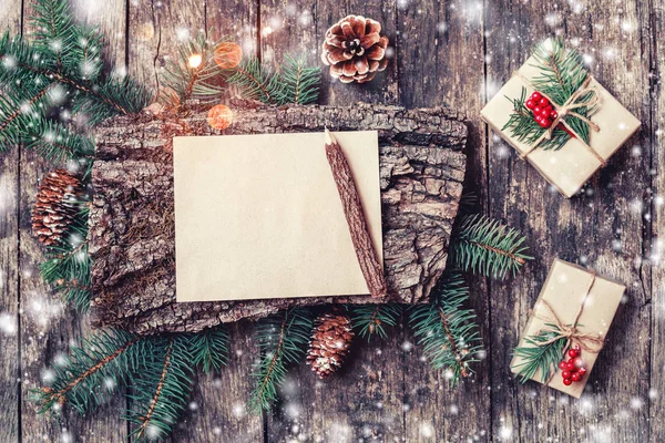 クリスマス プレゼント 樹皮のテクスチャー モミ枝 松ぼっくり 赤い装飾の木製の背景にクリスマスの手紙 クリスマスと新年あけましておめでとうございますの組成物 フラット横たわっていた トップ ビュー — ストック写真