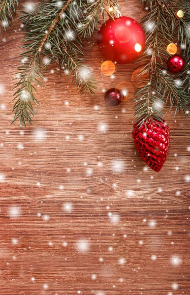 Χριστουγεννιάτικα Στολίδια Έλατα Κλαδί Δέντρου Ξύλινη Φόντο Χιόνι Θολή Πυροδοτώντας — Φωτογραφία Αρχείου