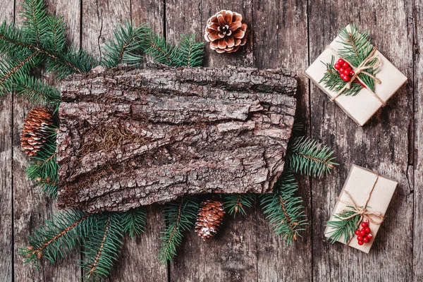 Vánoční Složení Vánoční Dárky Texturou Kůry Tužka Jedle Větve Šišky — Stock fotografie