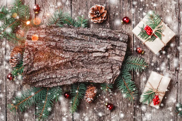 Vánoční Složení Vánoční Dárky Texturou Kůry Tužka Jedle Větve Šišky — Stock fotografie