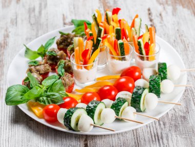 Doğranmış sebze ve susam rustik arka plan üzerinde plaka üzerinde meze kanepe. Lezzetli aperatifler, bruschetta, parti ya da piknik zamanında antipasti