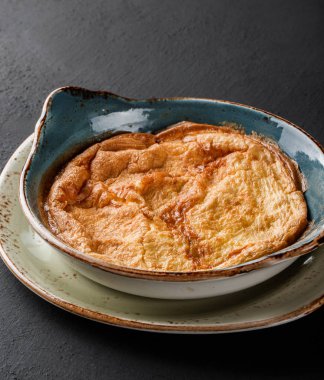 Kahvaltı, omlet sebze ve otlar plaka üzerinde siyah masa yüzeyi tarih. Sağlıklı gıda