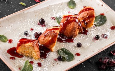 Ev yapımı kekler reçel, yaban mersini ve plaka karanlık taş zemin üzerine Hindistan cevizi. Üstten görünüm, düz yatıyordu. Sağlıklı kahvaltı