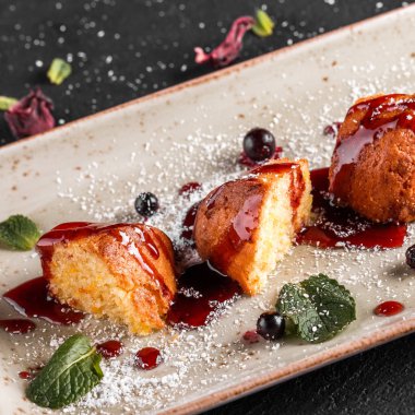 Ev yapımı kekler reçel, yaban mersini ve plaka karanlık taş zemin üzerine Hindistan cevizi. Üstten görünüm, düz yatıyordu. Sağlıklı kahvaltı