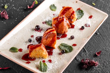 Ev yapımı kekler reçel, yaban mersini ve plaka karanlık taş zemin üzerine Hindistan cevizi. Üstten görünüm, düz yatıyordu. Sağlıklı kahvaltı