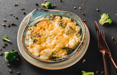 Sebze Frittata patates, brokoli, plaka koyu arka plan üzerinde beyaz peynir ile. Sağlıklı vegan gıda, temiz yemek, diyet