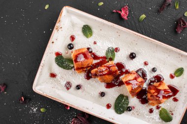 Ev yapımı kekler reçel, yaban mersini ve plaka karanlık taş zemin üzerine Hindistan cevizi. Üstten görünüm, düz yatıyordu. Sağlıklı kahvaltı