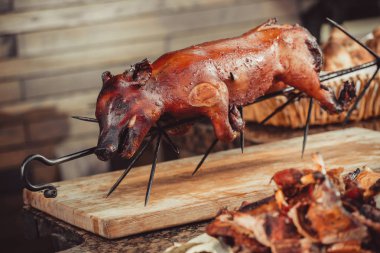 Bütün ızgara domuz eti biftek kesme tahtası üzerinde. Sıcak et