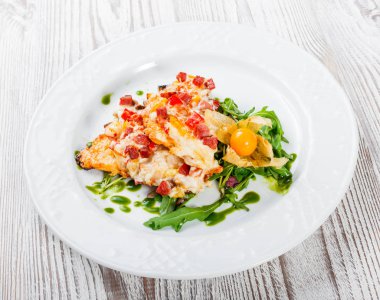 Peynir, sebze, jambon ve roka, physalis ahşap arka plan üzerinde gelen Salata tavuk biftek ızgara. Sıcak et yemekleri. Üstten görünüm, düz yatıyordu