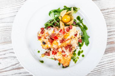 Peynir, sebze, jambon ve roka, physalis ahşap arka plan üzerinde gelen Salata tavuk biftek ızgara. Sıcak et yemekleri. Üstten görünüm, düz yatıyordu