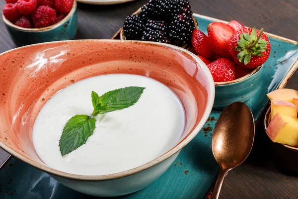 Yogurt Con Guarnizione Ribes Fragole Pesche Lamponi Noci Miele Fondo — Foto Stock