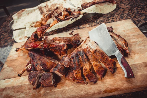 Cortar Cordero Parrilla Mesa Madera Con Cuchillo Vista Superior Platos — Foto de Stock