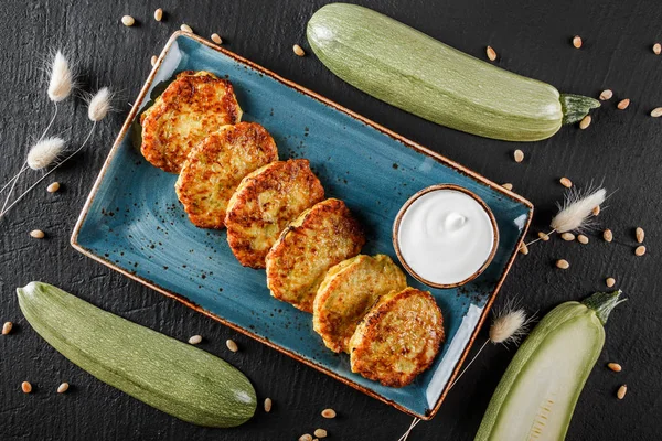 Freír Panqueques Caseros Calabacín Con Crema Agria Plato Sobre Fondo —  Fotos de Stock