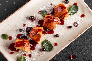 Ev yapımı kekler reçel, yaban mersini ve plaka karanlık taş zemin üzerine Hindistan cevizi. Üstten görünüm, düz yatıyordu. Sağlıklı kahvaltı