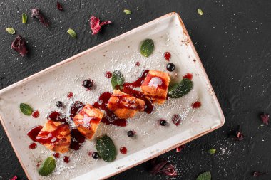 Ev yapımı kekler reçel, yaban mersini ve plaka karanlık taş zemin üzerine Hindistan cevizi. Üstten görünüm, düz yatıyordu. Sağlıklı kahvaltı