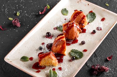 Ev yapımı kekler reçel, yaban mersini ve plaka karanlık taş zemin üzerine Hindistan cevizi. Üstten görünüm, düz yatıyordu. Sağlıklı kahvaltı