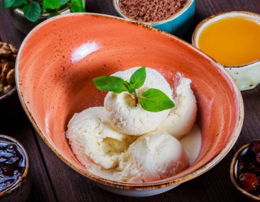 Vanilyalı dondurma kaşık toz kase nane yaprakları üzerinde ahşap arka plan