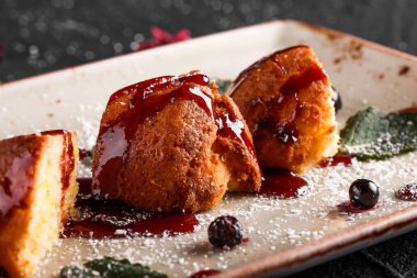 Ev yapımı kekler reçel, yaban mersini ve plaka karanlık taş zemin üzerine Hindistan cevizi. Üstten görünüm, düz yatıyordu. Sağlıklı kahvaltı