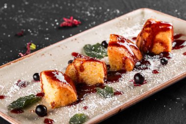 Ev yapımı kekler reçel, yaban mersini ve plaka karanlık taş zemin üzerine Hindistan cevizi. Üstten görünüm, düz yatıyordu. Sağlıklı kahvaltı