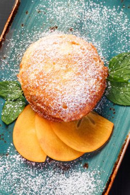 Trabzon hurması, nane ve pudra şekeri plaka üzerinde dilim ile krep. Sağlıklı kahvaltı. Üstten görünüm