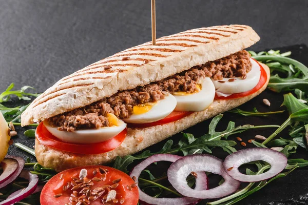 Sandwich Con Atún Huevos Verduras Frescas Verduras Pizarra Esquisto Negro — Foto de Stock