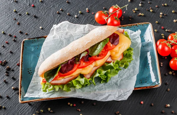 Sandwiches Frescos Con Jamón Queso Tocino Tomates Lechuga Plato Sobre — Foto de Stock
