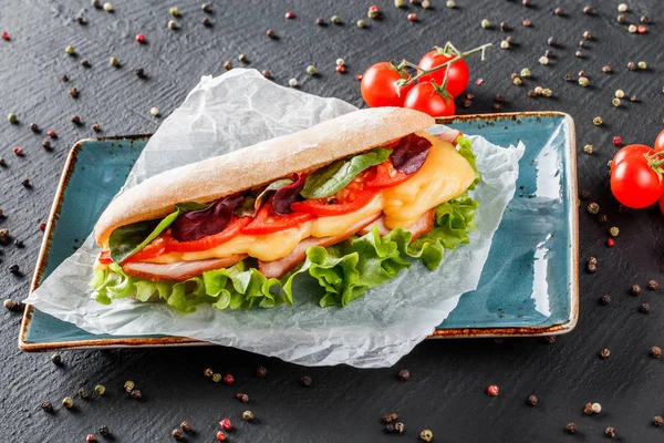 Sandwiches Frescos Con Jamón Queso Tocino Tomates Lechuga Plato Sobre — Foto de Stock