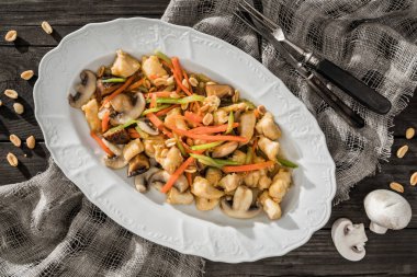 Noel et yemekleri ile ızgara sebzeler, fındık, ahşap rustik arka plan üzerinde mantar plaka ile çatal. Üstten görünüm