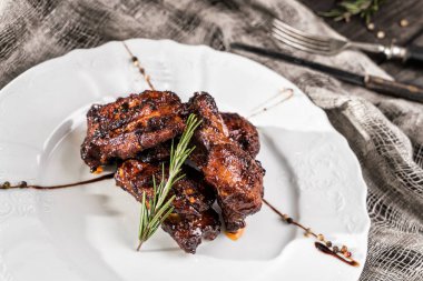 Biberiye rustik ahşap arka plan üzerinde plaka üzerinde biftek ızgara et. Sıcak et yemekleri. Üstten görünüm