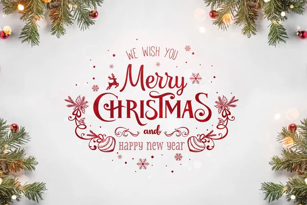 Yaratıcı çerçeve Noel köknar yapılan Beyaz Kağıt arka plan kırmızı süslemeli, çam kozalakları dallarda. Noel ve yeni yıl tema, bokeh. Düz yatıyordu, en iyi görünümü