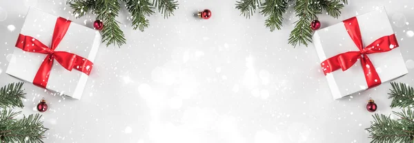 Δημιουργική Κούφωμα Χριστουγεννιάτικο Έλατο Υποκαταστήματα Φόντο Λευκό Χαρτί Κόκκινη Διακόσμηση — Φωτογραφία Αρχείου