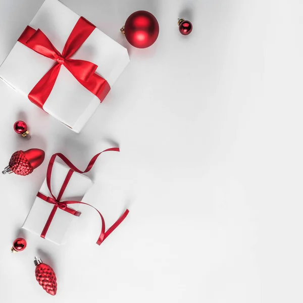 Κουτιά Δώρων Χριστουγέννων Κόκκινη Κορδέλα Και Διακόσμηση Άσπρο Φόντο Χριστούγεννα — Φωτογραφία Αρχείου